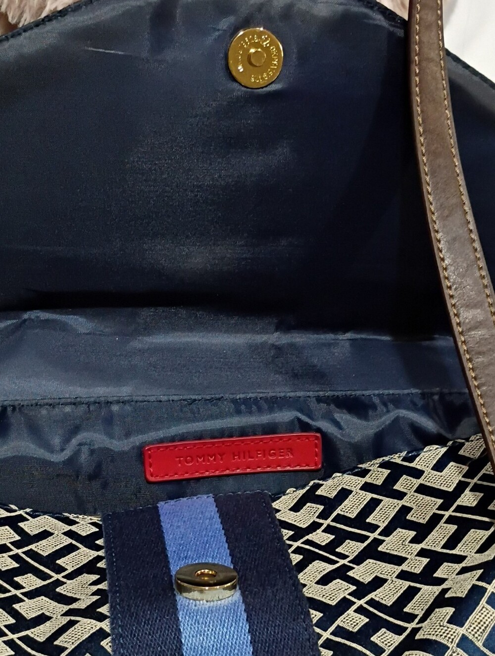 NWT TOMMY BAG - Picture 2 of 6